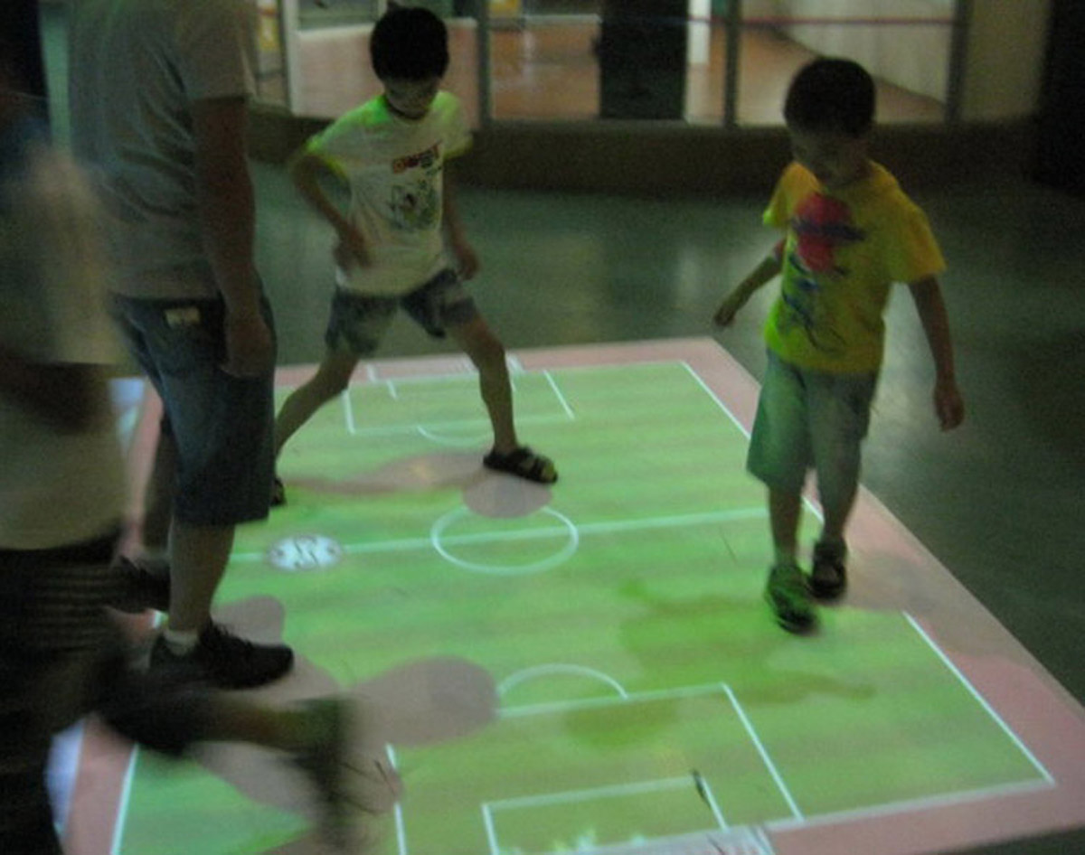 公共安全和小朋友们玩虚拟足球.jpg