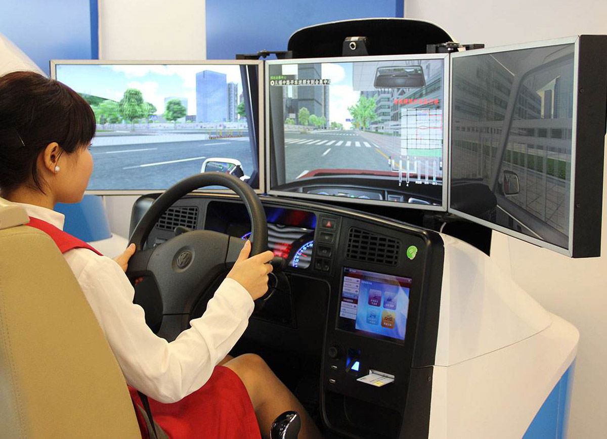 公共安全三屏汽车模拟驾驶器现场体验.jpg